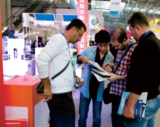 广州琶洲国际会展中心kaiyun开云外贸工作人员和客户交谈