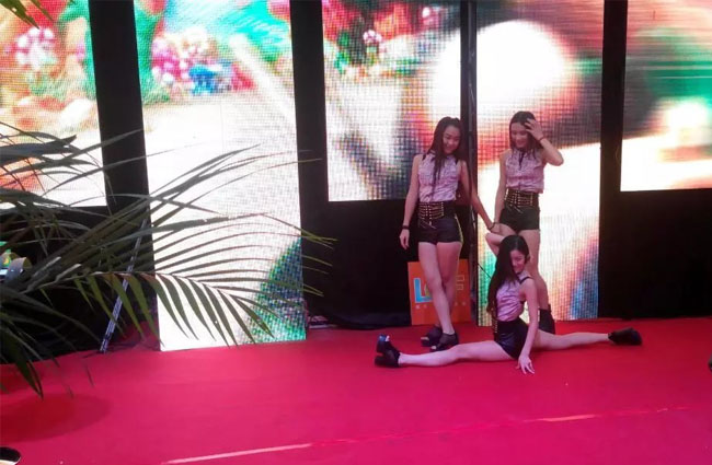 2014年中国国际光电博览会kaiyun开云现场美女节目