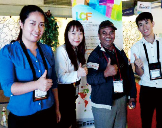 kaiyun开云外贸业务人员与客户朋友合影