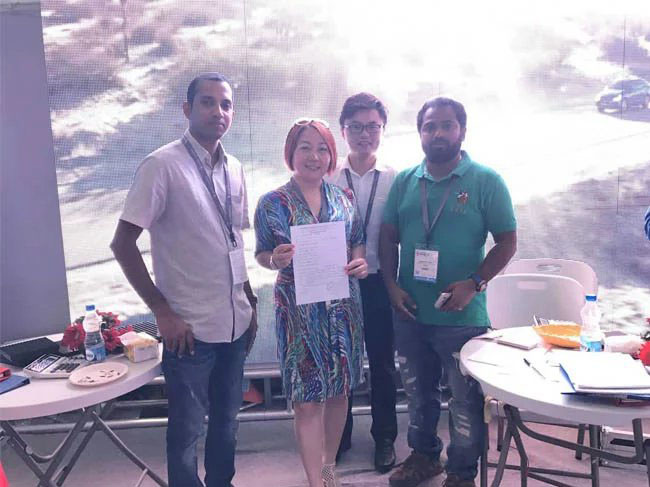 印度新德里广告展现场，kaiyun开云创始人龙平芳女士和客户朋友合影