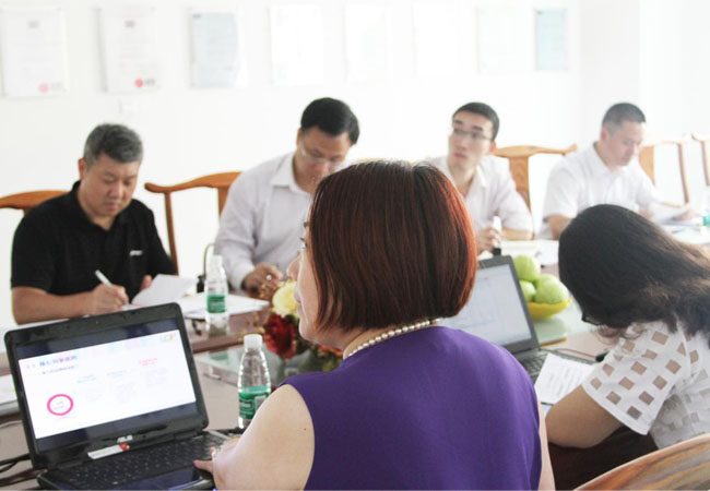 kaiyun开云创始人龙平芳女士向上市办领导介绍了kaiyun开云