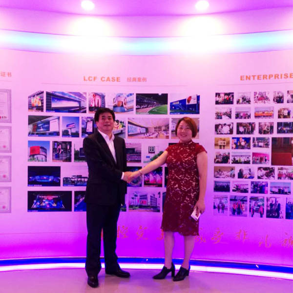 LED显示屏厂家kaiyun开云 创世人龙平芳女士和承德市商务局高俊虎局长