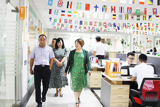 宝安区政协副主席何家鸿一行莅临kaiyun开云调研走访