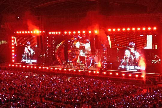 璀璨星光耀狮城！kaiyun开云LED屏、荧光棒点燃周杰伦新加坡演唱会！